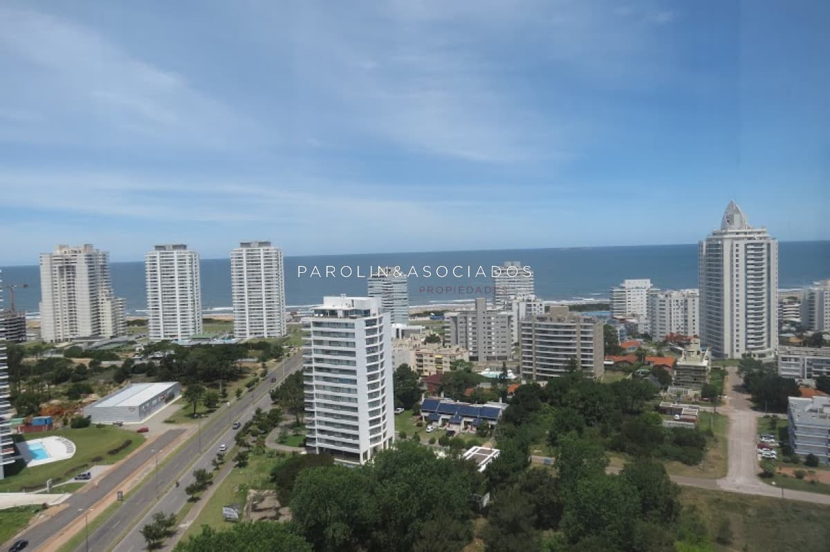Apartamento de 3 dormitorios en Roosevelt - Punta del Este.