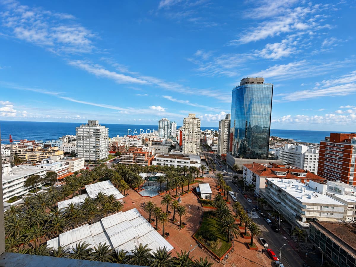 En venta en torre Libertador, apartamento de 3 dormitorios con vista agradable entorno