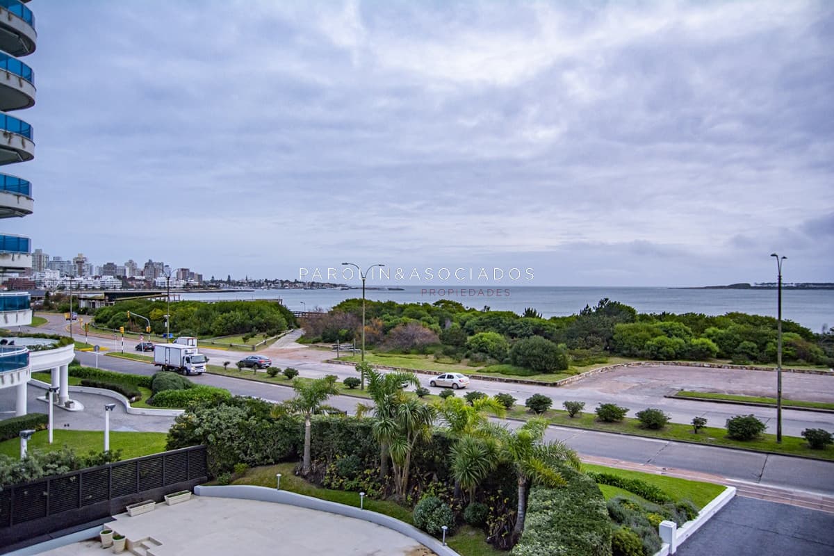 Apartamento en venta de 3 dormitorios en Beverly Tower, Punta del Este.