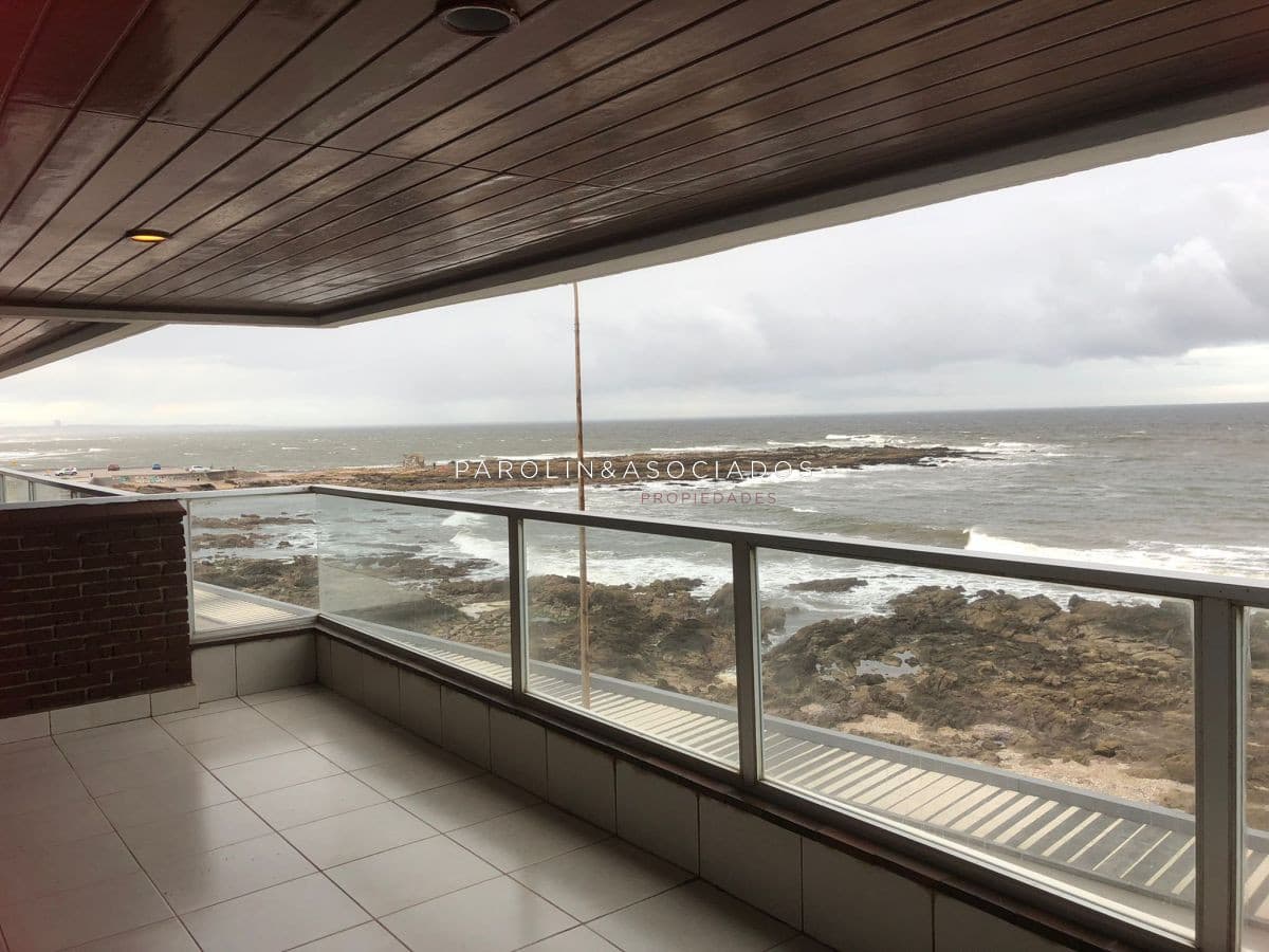 Hermoso apartamento de 3 dormitorios en venta frente al mar en Punta del Este.