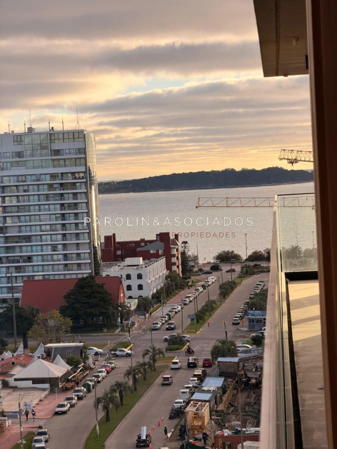 En venta apartamento de 2 dormitorios,  con agradable vista en Mansa, Punta del Este