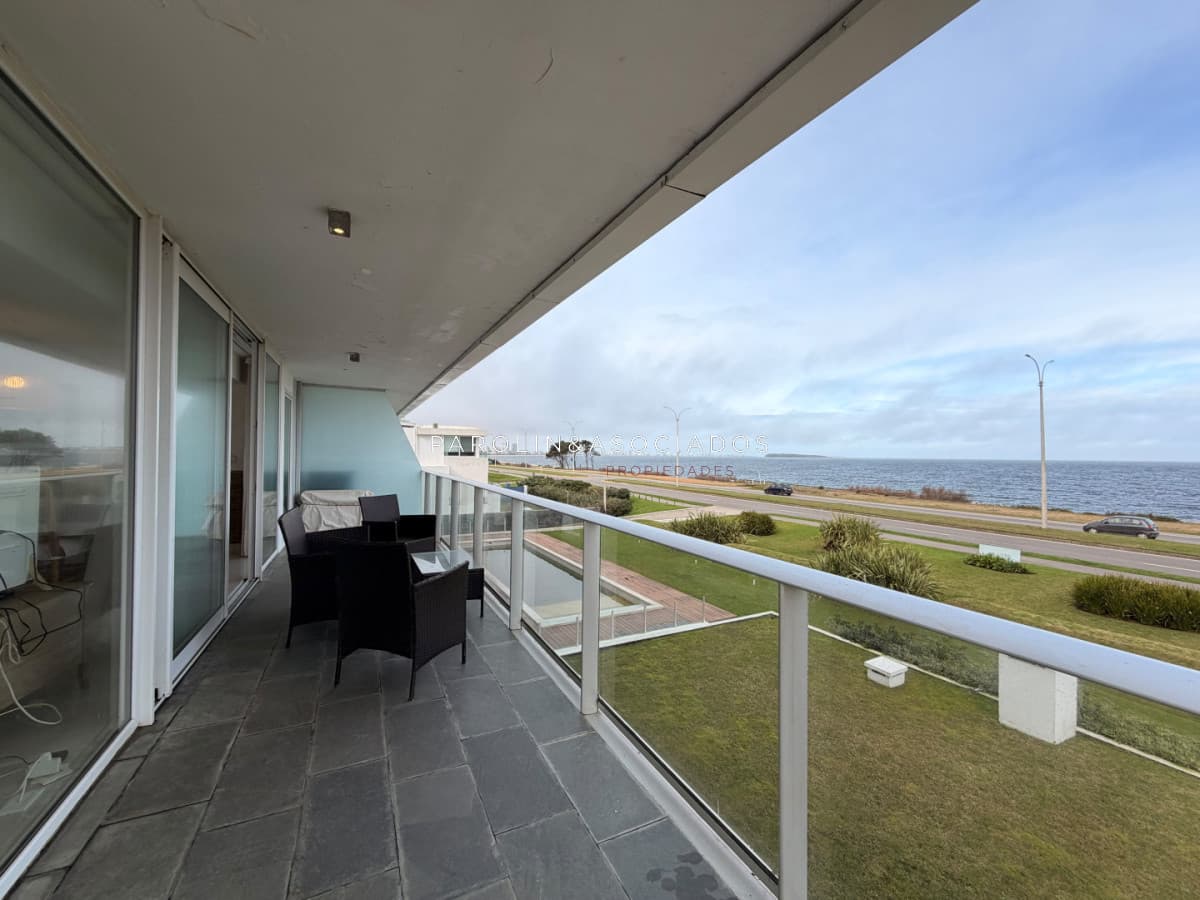 VENDE APARTAMENTO 2 DORMITORIOS 2 BAÑOS FRENTE AL MAR !