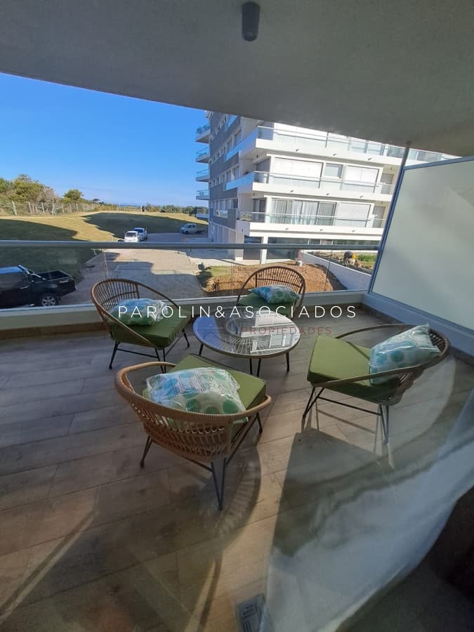 Apartamento en venta de 2 dormitorios en edificio Silente, Punta del Este.