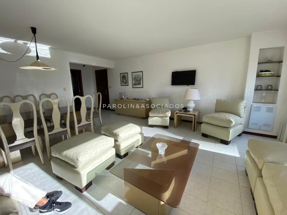 Vende Apartamento de 3 dormitorios en Brava, Excelente edificio.