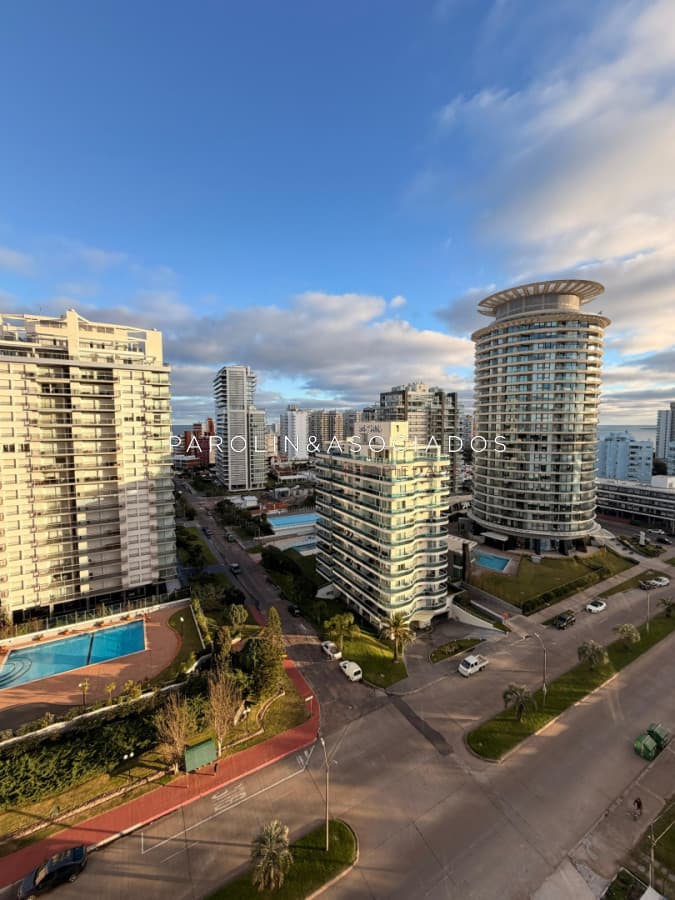 En venta apartamento de 2 dormitorios,  con agradable vista en Mansa, Punta del Este