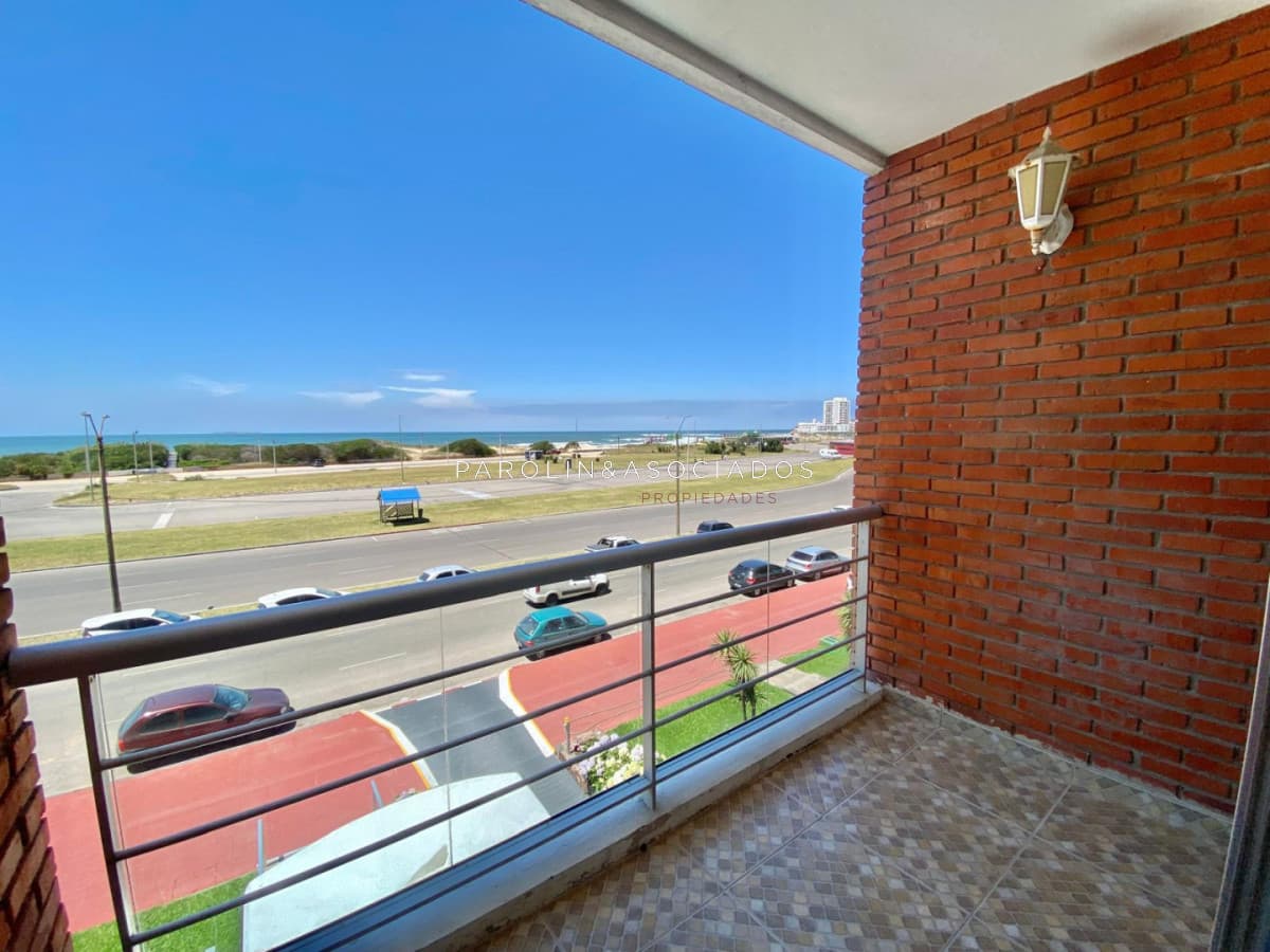 Apartamento de 2 dormitorio y medio en Primera lineal de Playa brava , Punta del este