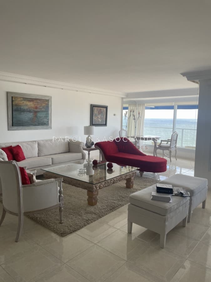 Apartamento en venta de 3 dormitorios en Beverly Tower, Punta del Este.