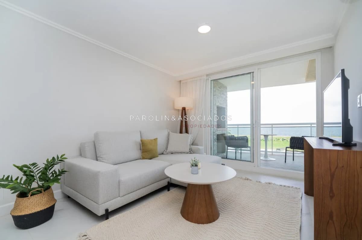 Apartamento en Alquiler de 2 dormitorio frente al Mar en Edificio Cruceros, Punta del este , Playa Mansa
