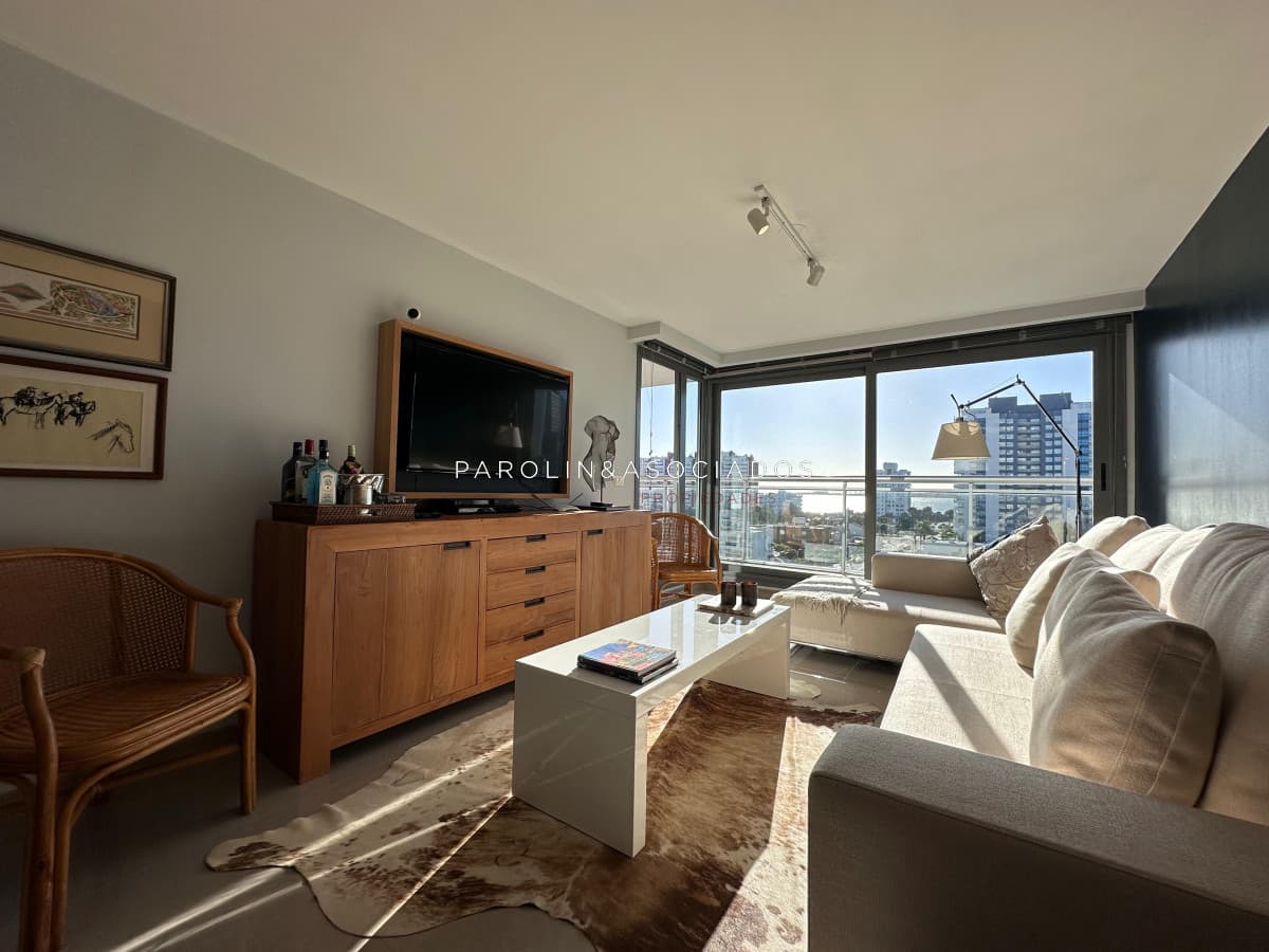 Vende departamento de 2 dormitorios finamente decorado en Torre Onix, Punta del Este