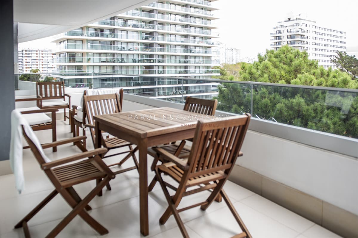 Apartamento en venta de 3 dormitorios en Torre Esmeralda.
