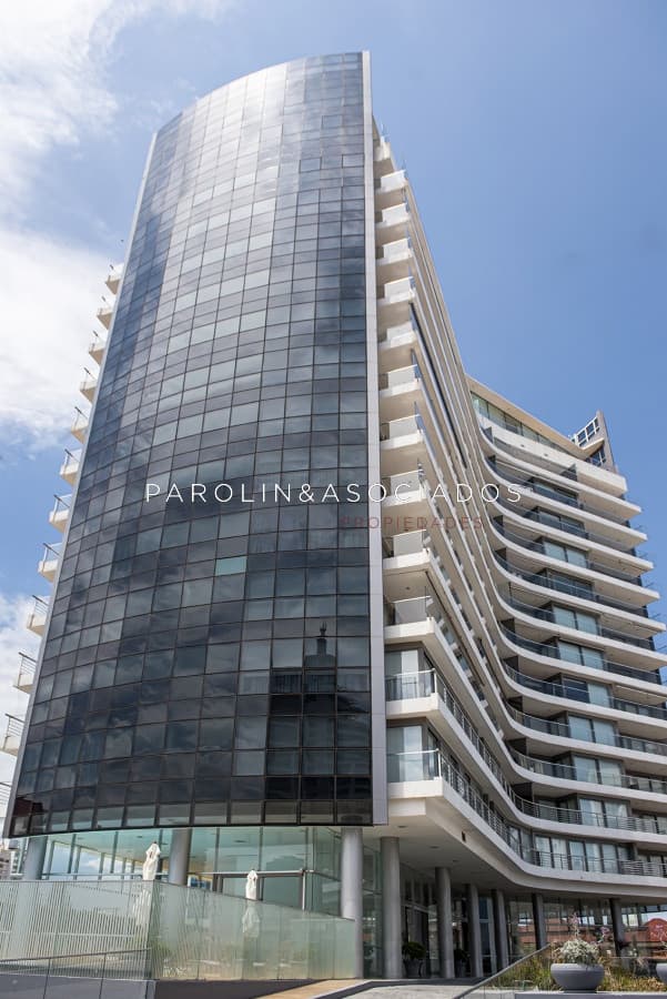 Penthouse en venta de 4 dormitorios en Alexander Boulevard Tower, Punta del Este.