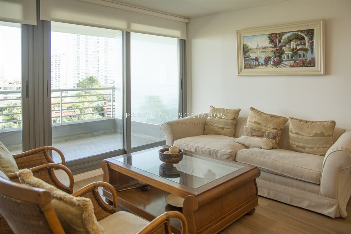 Apartamento de 2 dormitorios en venta en Alexander Boulevard, Punta del Este.
