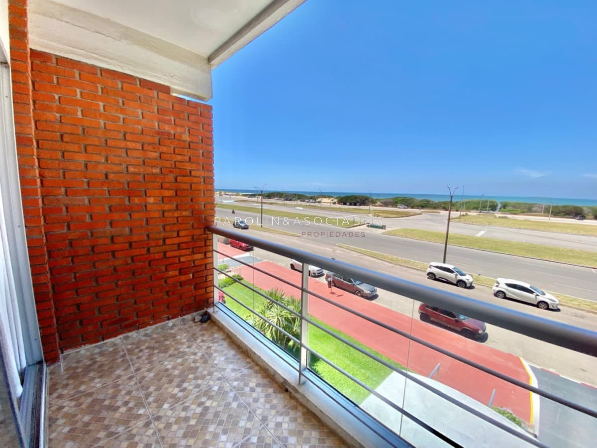Apartamento de 2 dormitorio y medio en Primera lineal de Playa brava , Punta del este