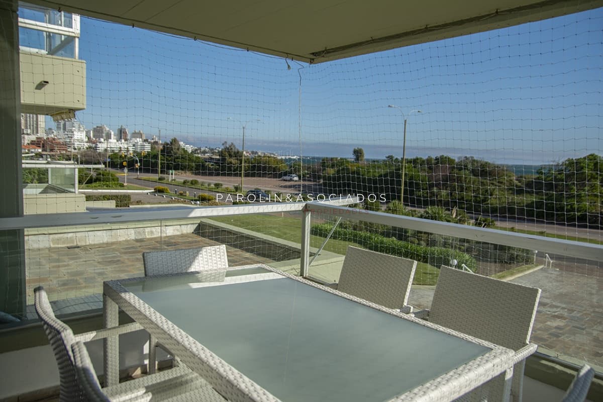 Hermoso apartamento en venta de 3 dormitorios en edificio Malecón IV, Punta del Este.
