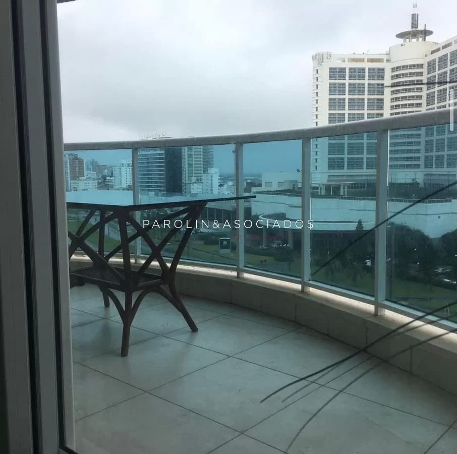 Apartamento de 2 dormitorios con parrillero en venta en Casino Tower