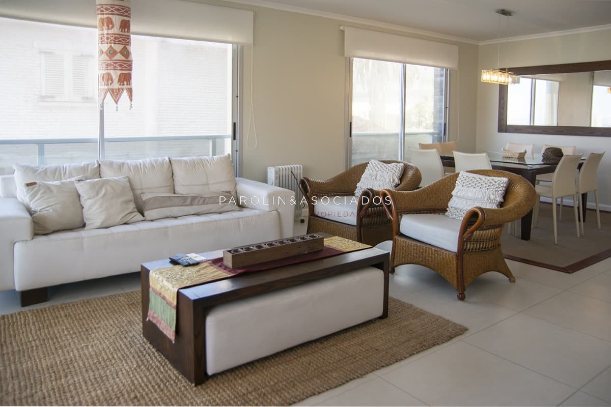 Apartamento de 3 dormitorios con parrillero en venta, edificio nuevo en la Peninsula, Punta del Este.