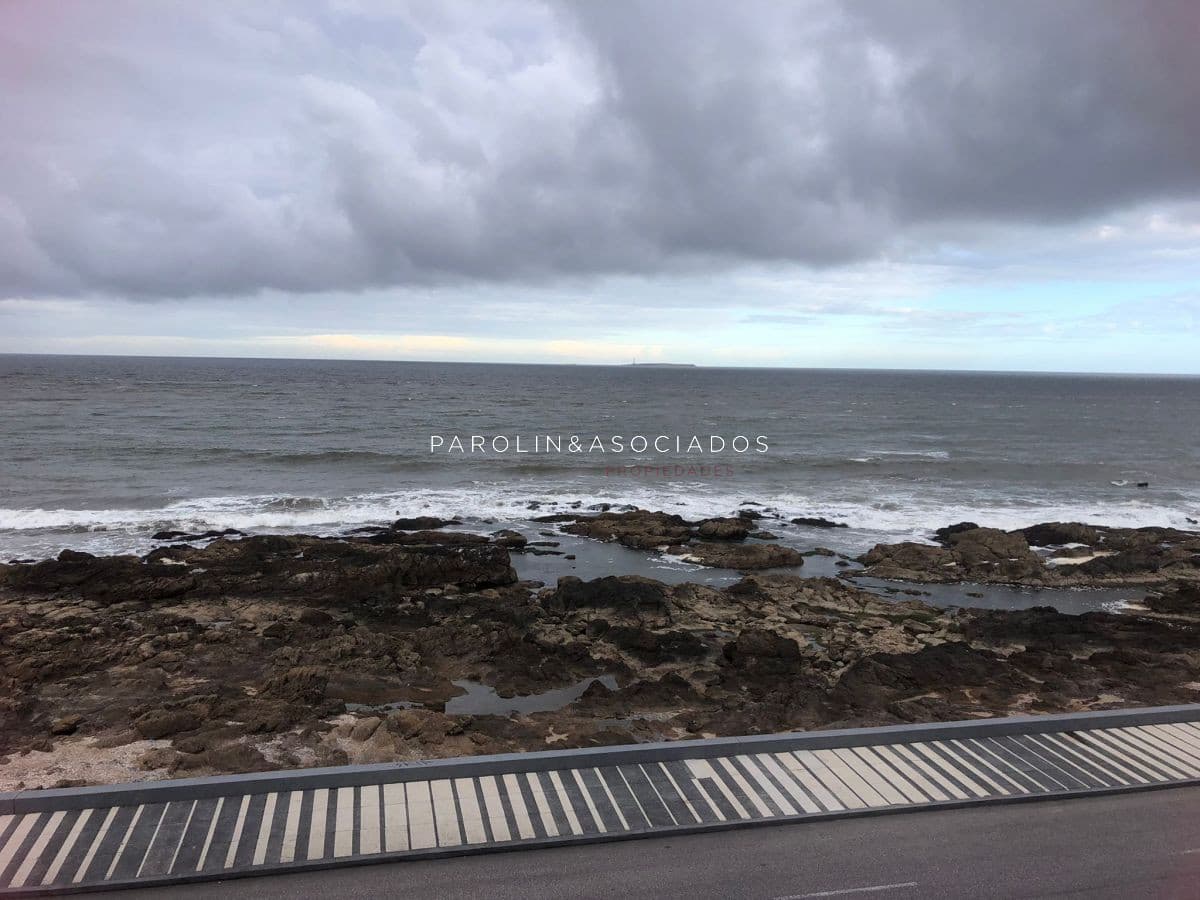 Hermoso apartamento de 3 dormitorios en venta frente al mar en Punta del Este.