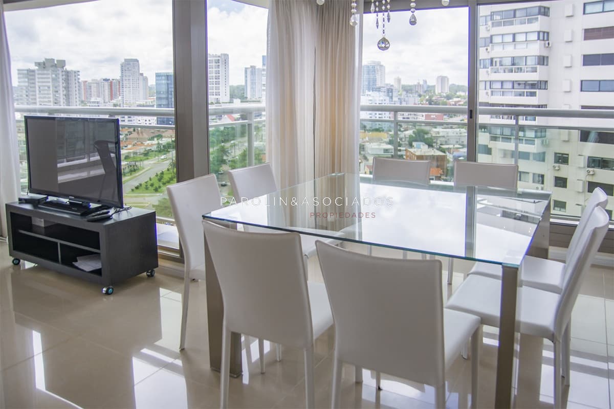 Apartamento de 2 dormitorios a pasos del Mar en torre Imperiale, Punta del Este.