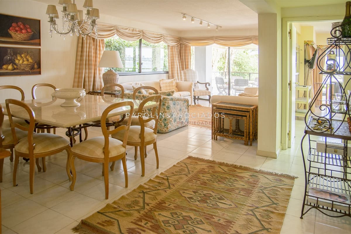 Apartamento de 4 dormitorios en venta con vista al mar en edificio Amarras del Sol, Punta del Este.