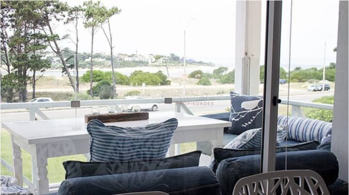 Apartamento de 2 dormitorios a la venta en Rincón del Indio, Punta del Este.