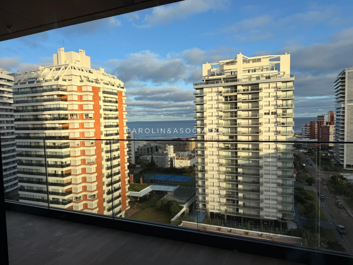 En venta apartamento de 2 dormitorios,  con agradable vista en Mansa, Punta del Este
