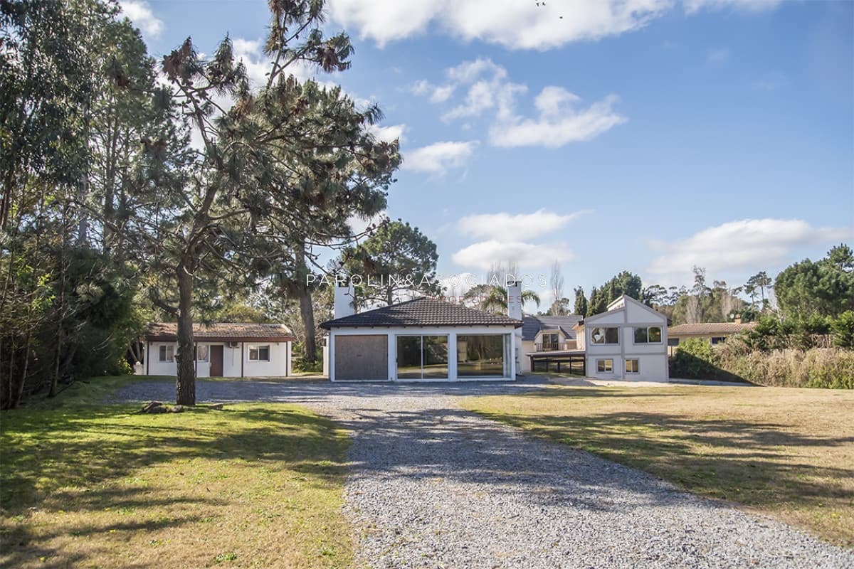Espaciosa Casa en Barrio Privado de 6 dorm y piscina en Punta del Este