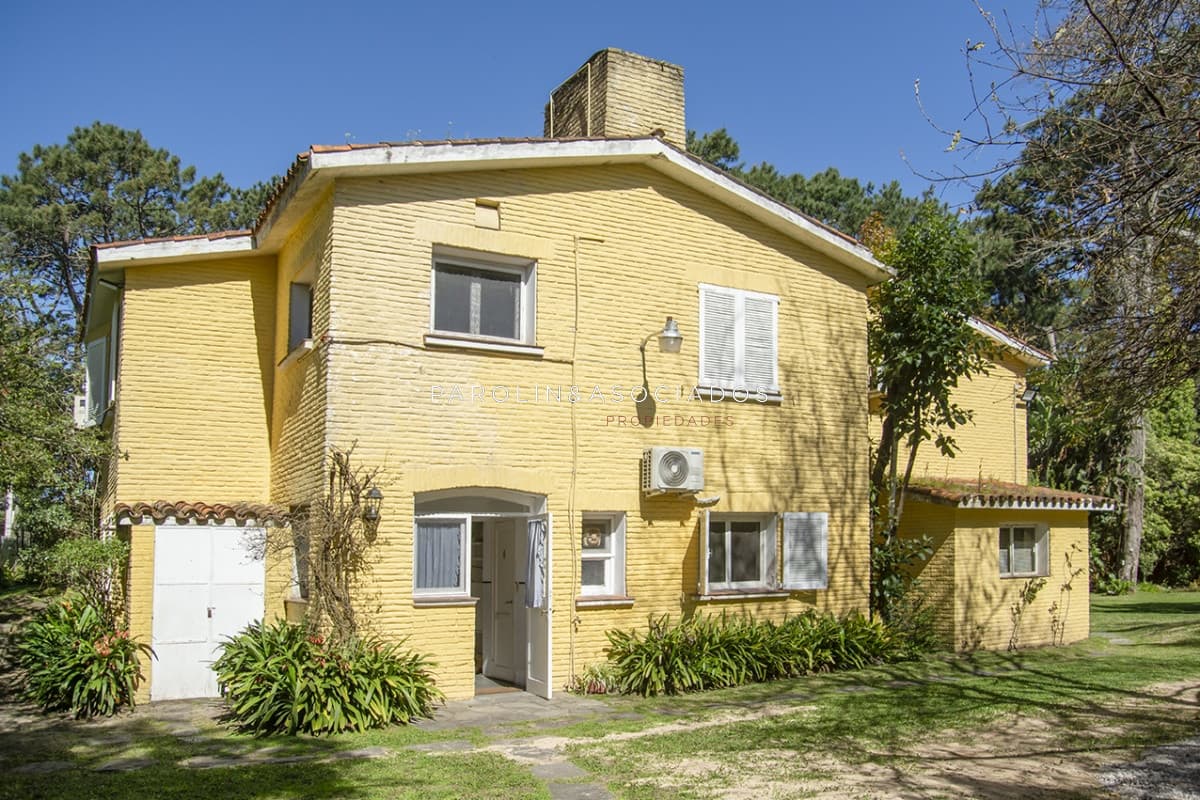 Hermosa casa en venta de 3 dormitorios en Mansa, Punta del Este.