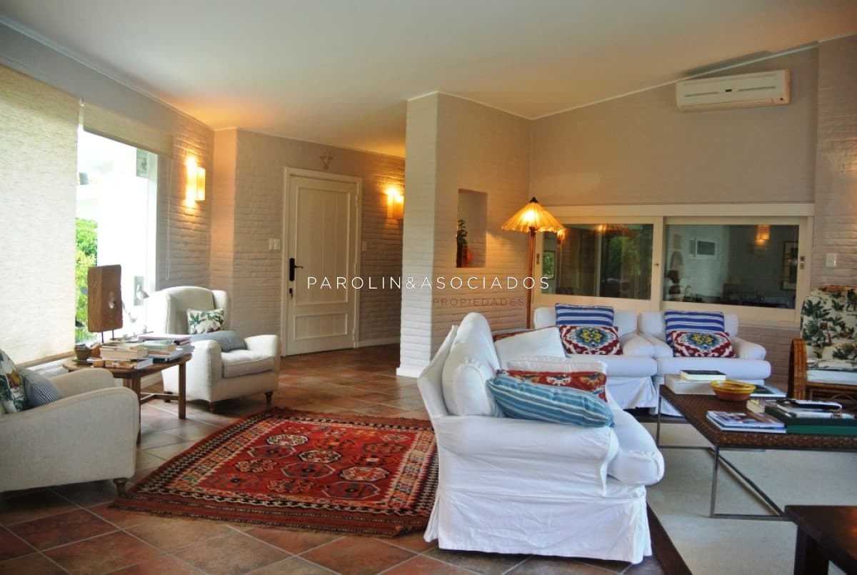 Casa en venta de 5 dormitorios a metros del mar