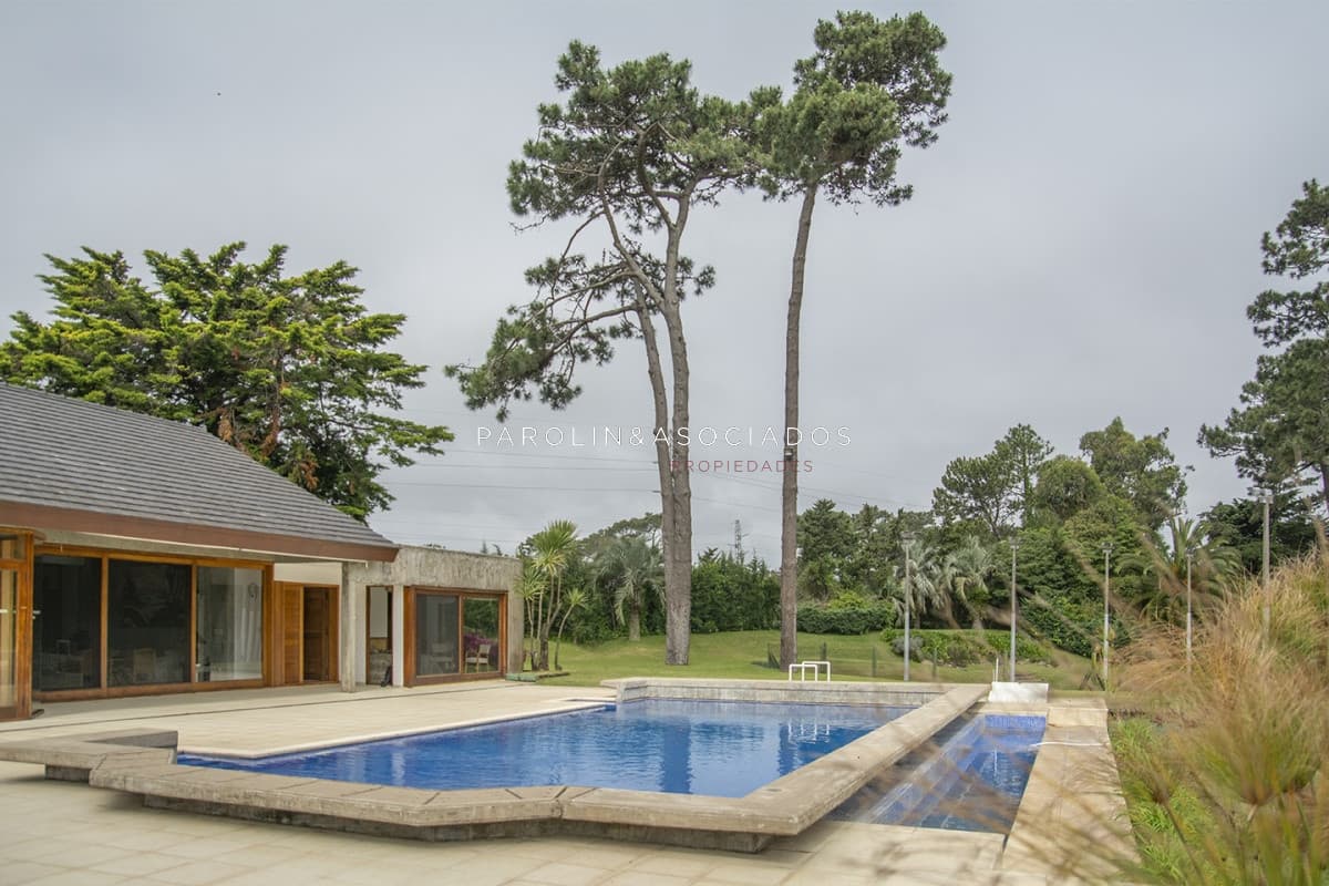 Casa en venta de gran tamaño en zona privilegiada, Punta del Este.