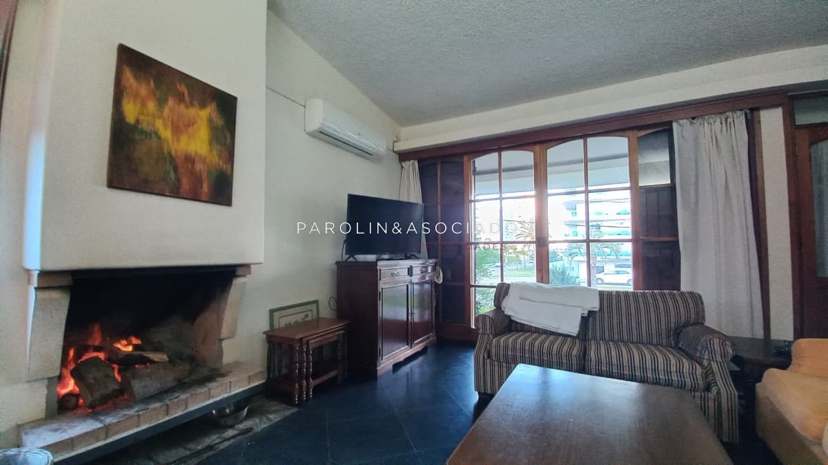 Casa en venta de 3 dormitorios + dependencia en parada 4 de Playa Mansa, Punta del Este.