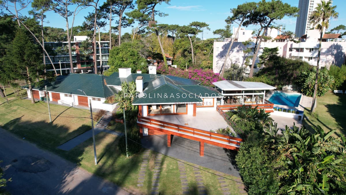Casa en Venta de 5 Dormitorios en Playa Mansa, Punta del Este