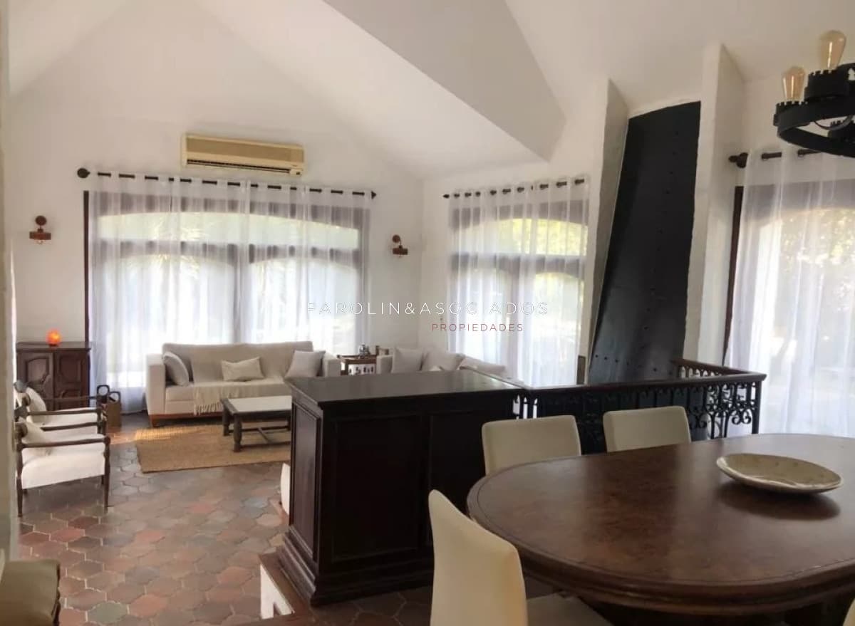 Vende espectacular casa en Lugano de 3 dormitorios, con piscina y parrillero.