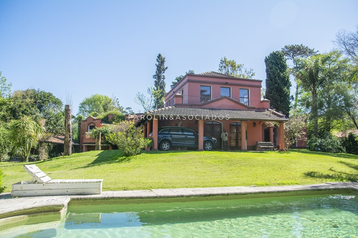 Casa de gran tamaño ubicada en zona privilegiada.