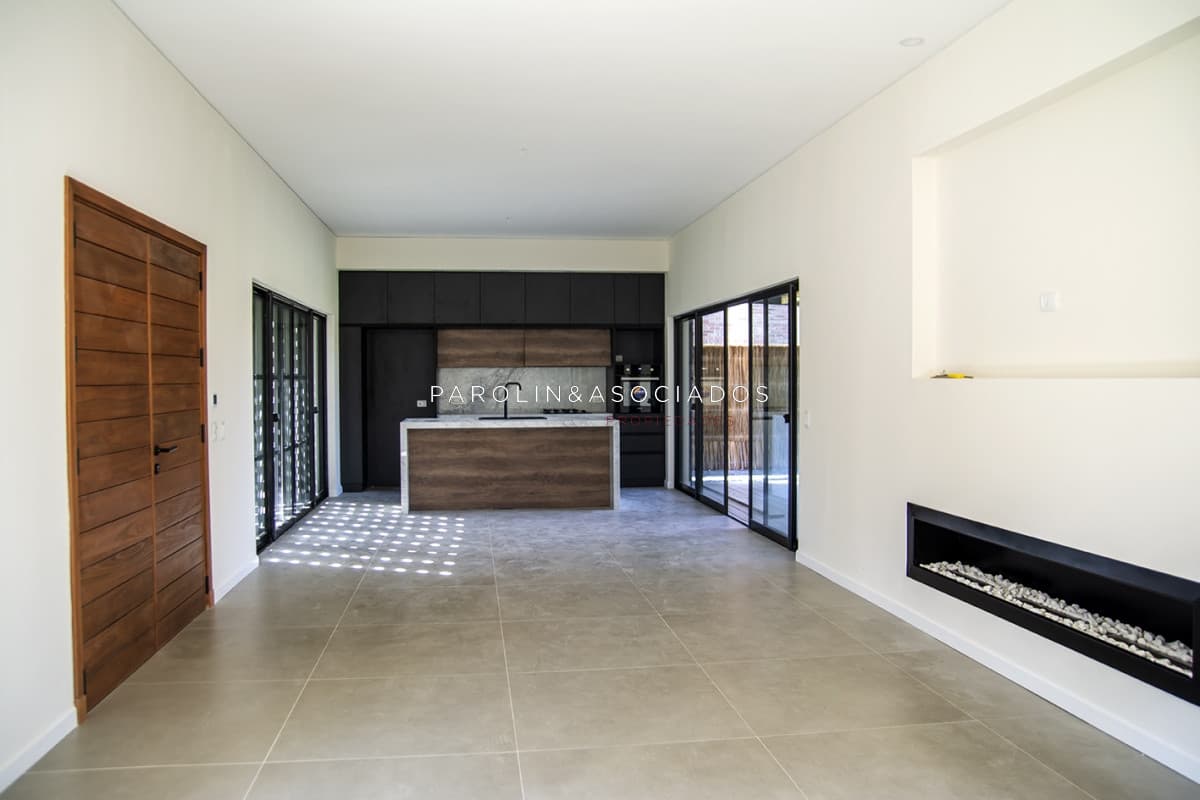 Chalet en venta en el Golf de Punta del Este de 4 dormitorios a estrenar.
