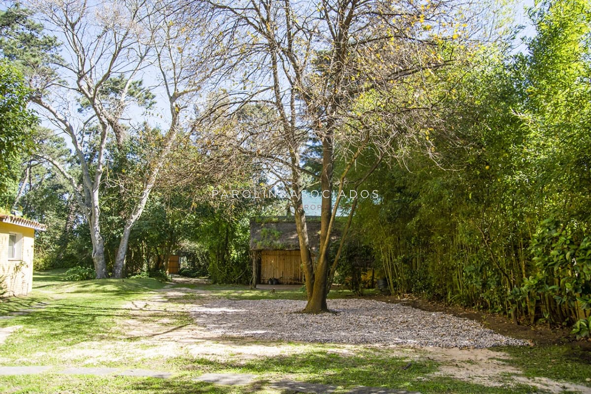 Hermosa casa en venta de 3 dormitorios en Mansa, Punta del Este.