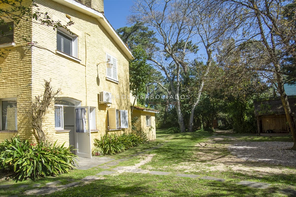 Hermosa casa en venta de 3 dormitorios en Mansa, Punta del Este.