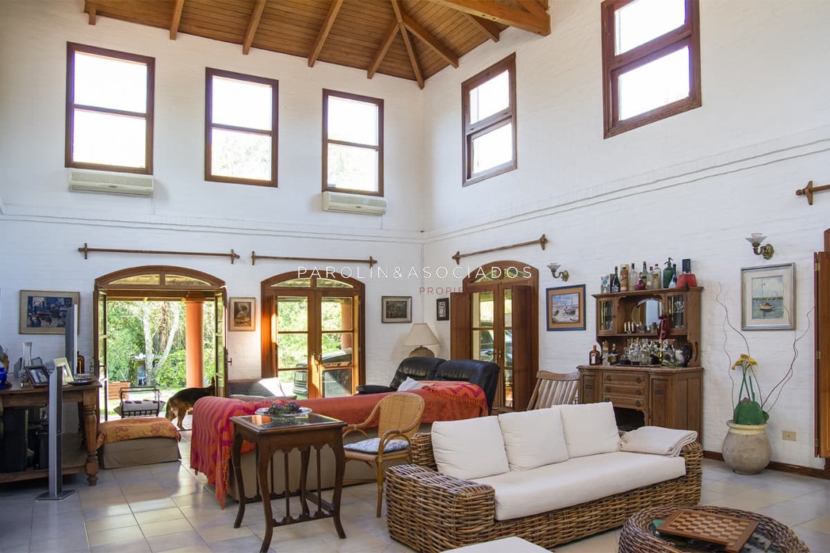 Casa de gran tamaño ubicada en zona privilegiada.