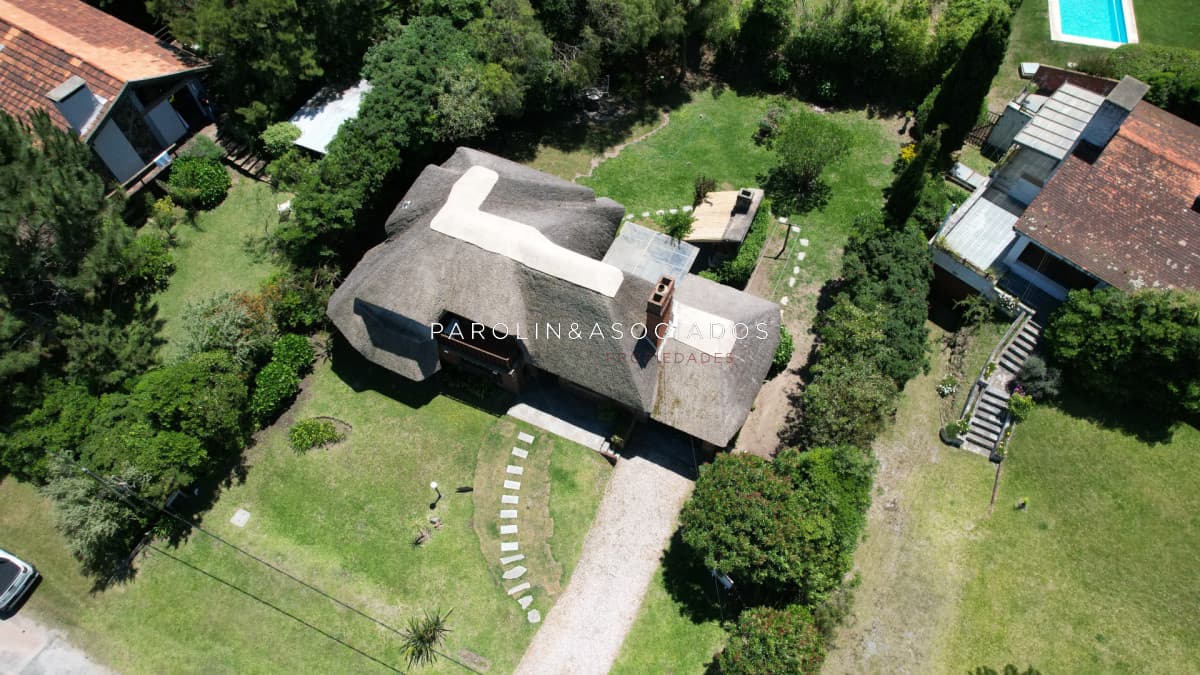 Hermosa cabaña de 4 dormitorios en venta a metros de Playa Mansa, Punta del Este
