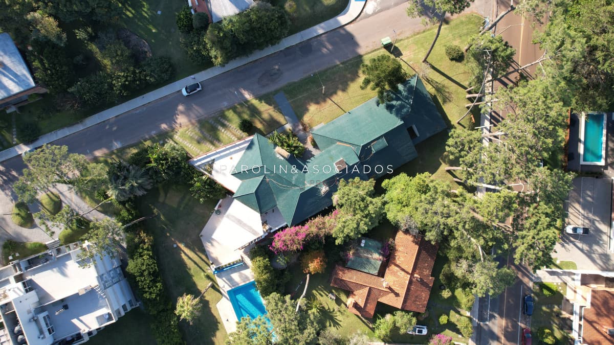 Casa en Venta de 5 Dormitorios en Playa Mansa, Punta del Este