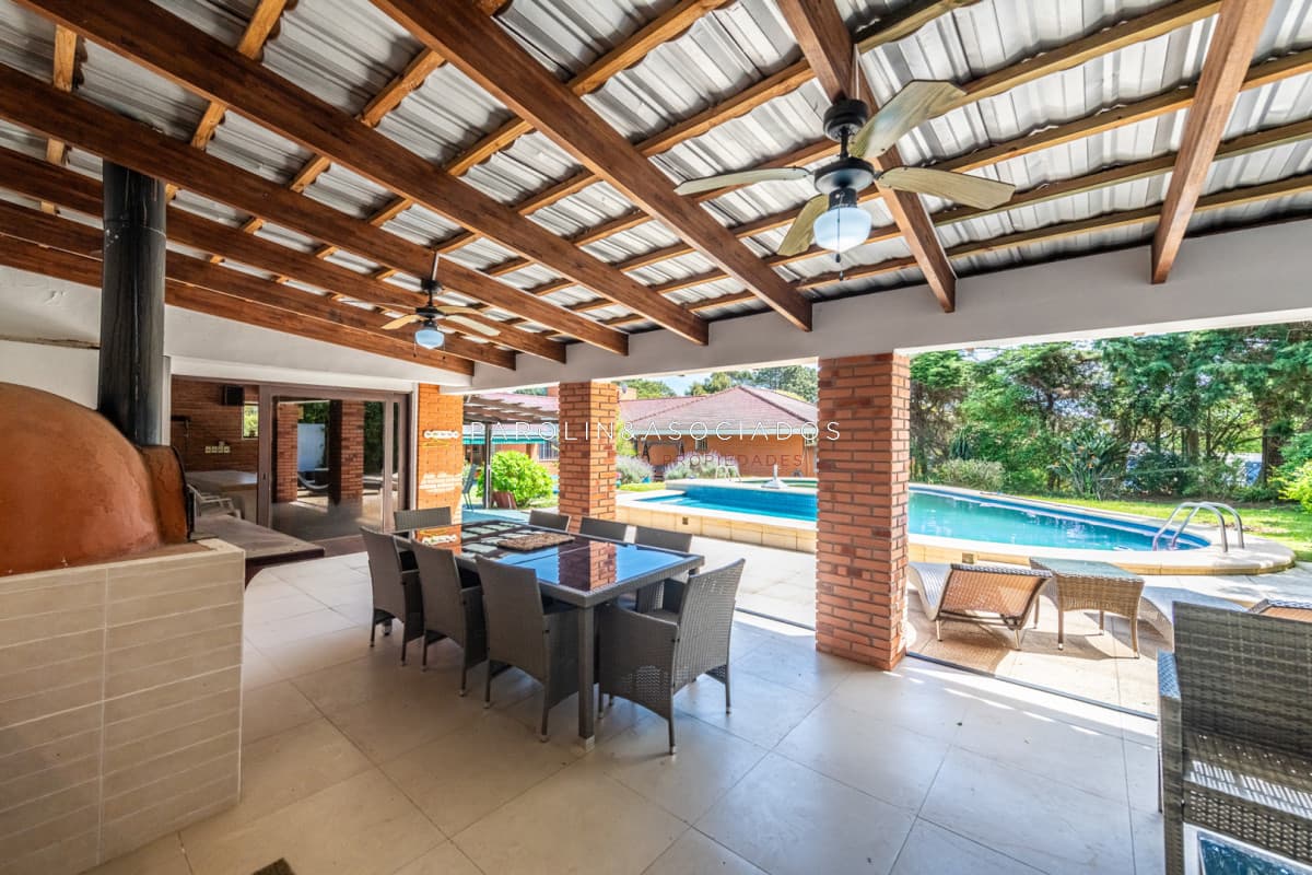 Vendemos espectacular casa de 4 dormitorios en Playa Mansa, Punta del este
