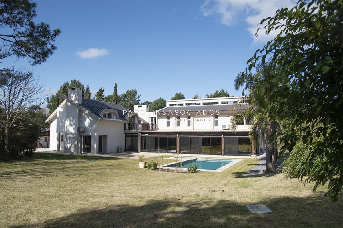 Espaciosa Casa en Barrio Privado de 6 dorm y piscina en Punta del Este