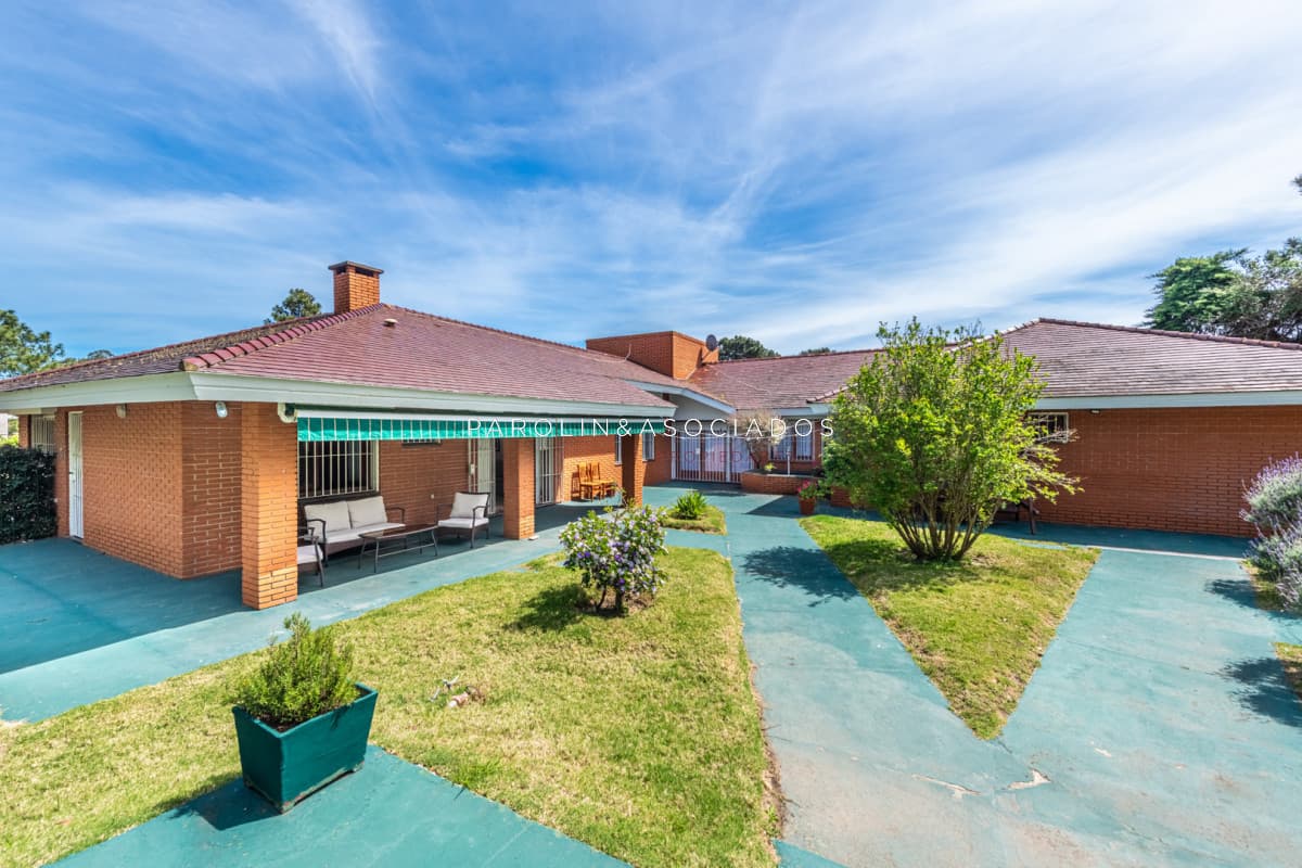 Vendemos espectacular casa de 4 dormitorios en Playa Mansa, Punta del este