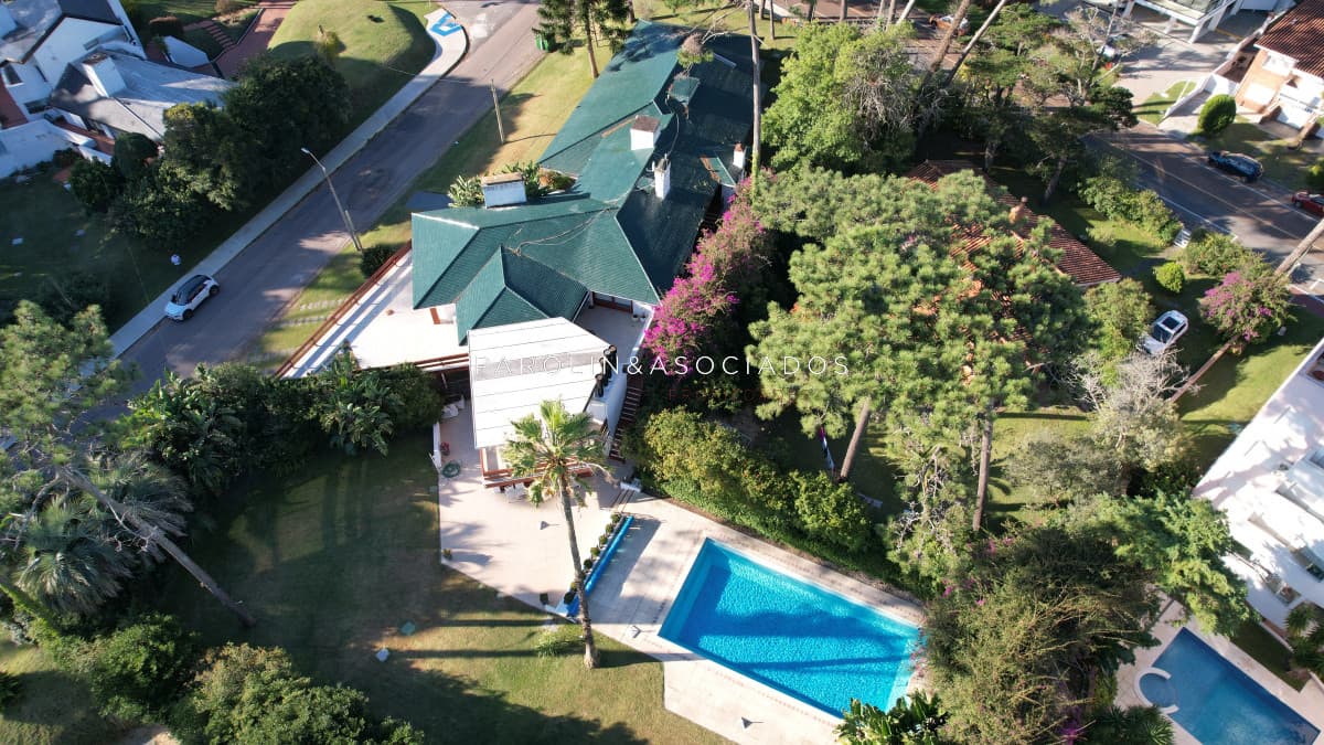 Casa en Venta de 5 Dormitorios en Playa Mansa, Punta del Este