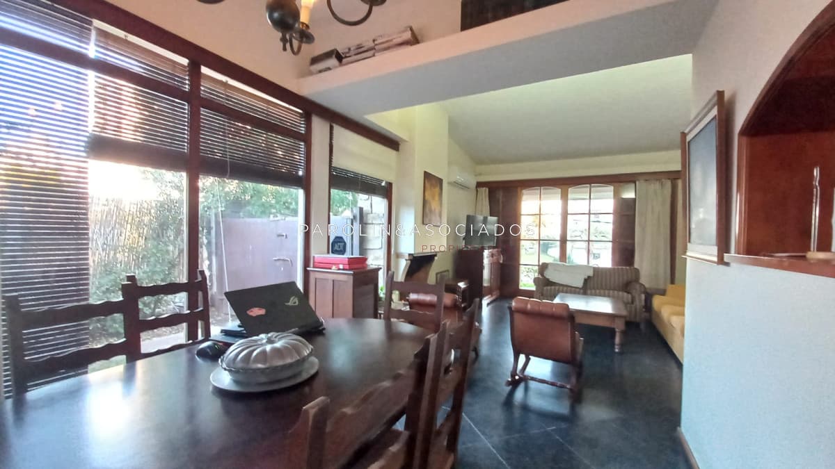 Casa en venta de 3 dormitorios + dependencia en parada 4 de Playa Mansa, Punta del Este.