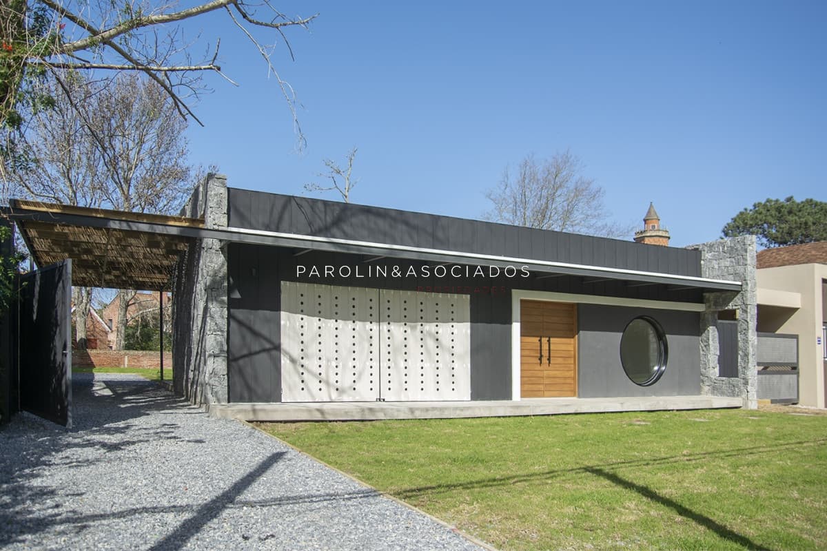 Chalet en venta en el Golf de Punta del Este de 4 dormitorios a estrenar.