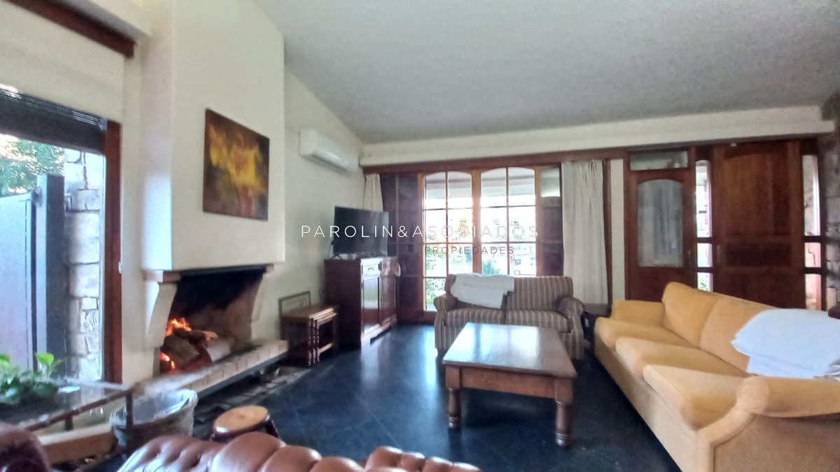 Casa en venta de 3 dormitorios + dependencia en parada 4 de Playa Mansa, Punta del Este.