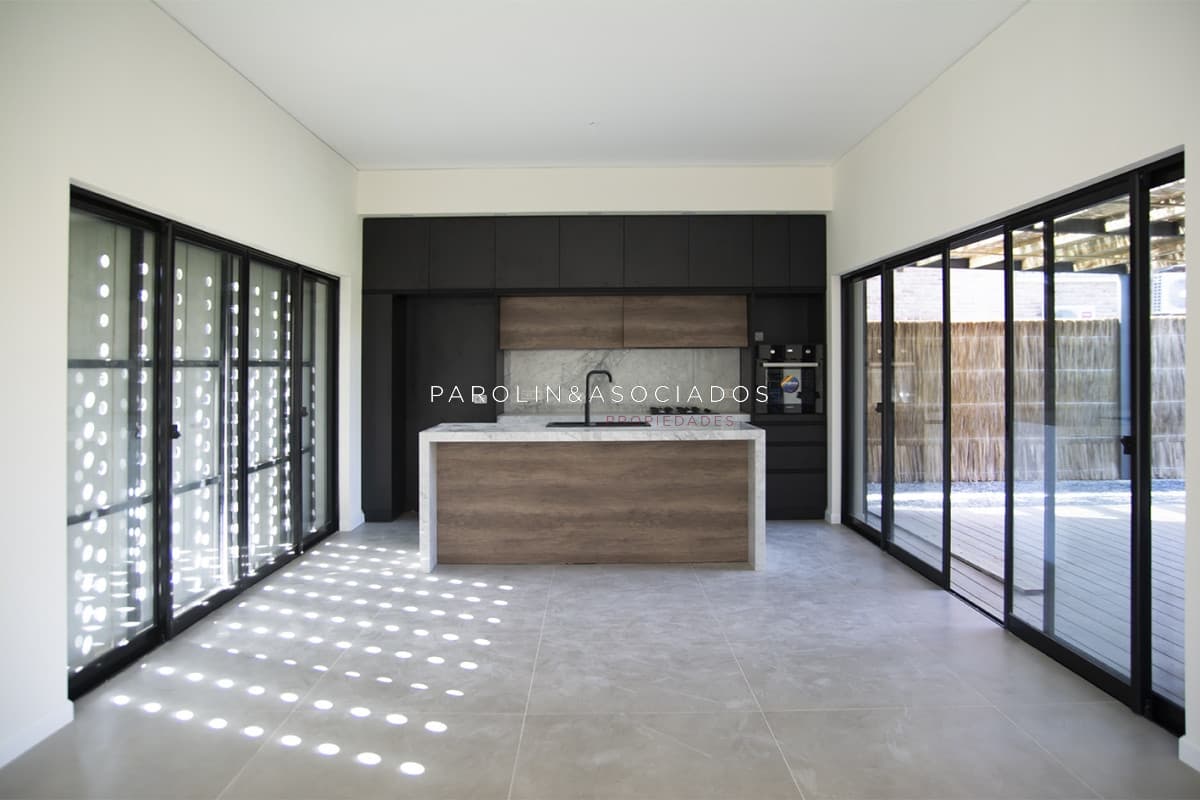 Chalet en venta en el Golf de Punta del Este de 4 dormitorios a estrenar.