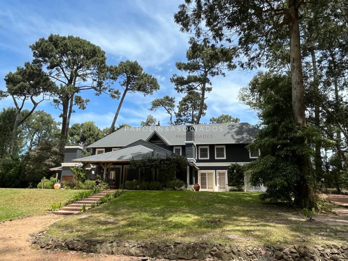 Vende casa de 4 dormitorios en Pinares, Punta del Este