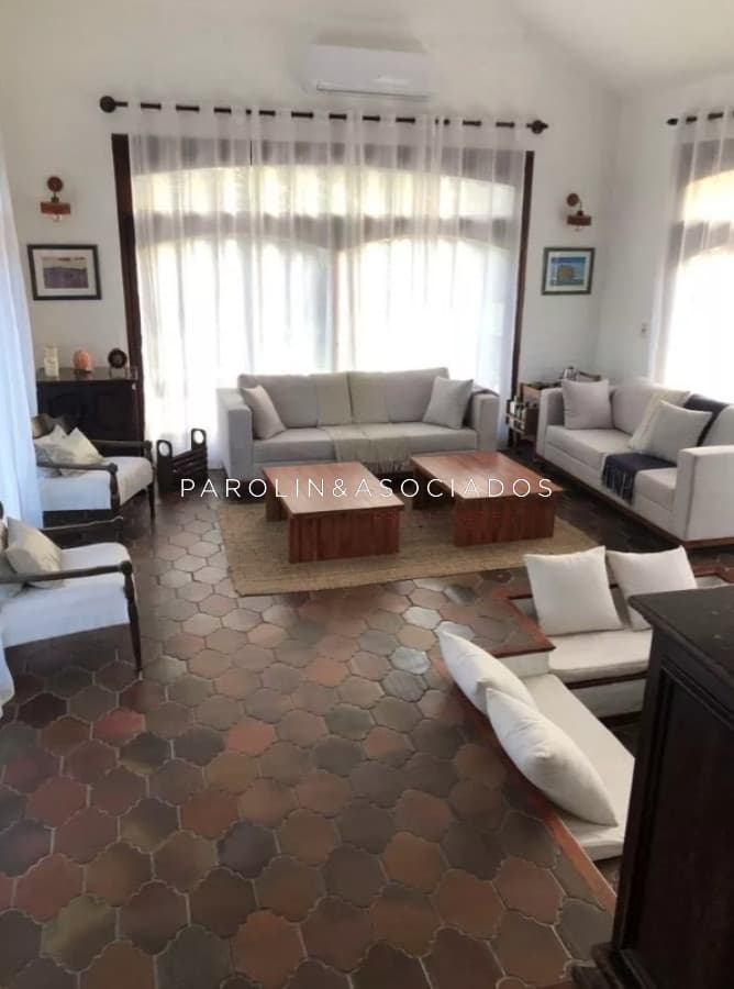 Vende espectacular casa en Lugano de 3 dormitorios, con piscina y parrillero.
