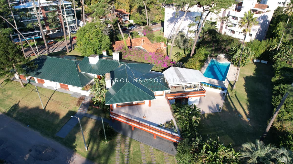 Casa en Venta de 5 Dormitorios en Playa Mansa, Punta del Este
